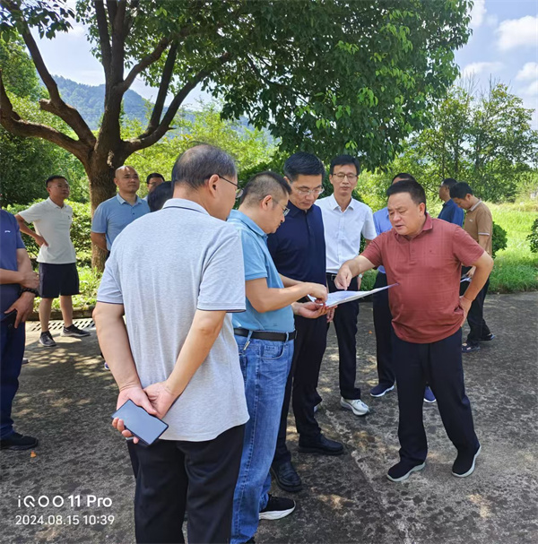 8月15日，洪董陪同王奇勇縣長一行到嘉城礦業(yè)調(diào)研.jpg