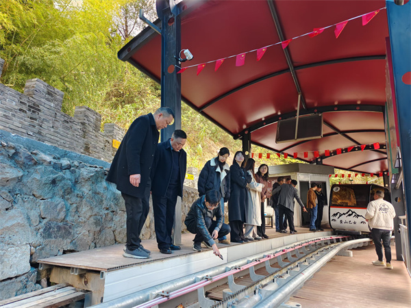 12月9日，縣人大鄭向陽(yáng)主任，洪董率隊(duì)赴象山考察軌道爬山車(chē)項(xiàng)目.jpg