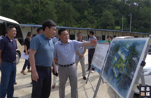 6月18日，縣委常委、常務副縣長吳志平帶隊先后來到城區(qū)備用飲用水源保護區(qū)治理工程、第三水廠及供水管網(wǎng)配套延伸工程、漁梁風貌整治提升工程、城區(qū)老舊管網(wǎng)提升項目、游泳館二期等重點項目建設現(xiàn)場，黃山徽投集團黨委書記、董事長洪筱明陪同。.png