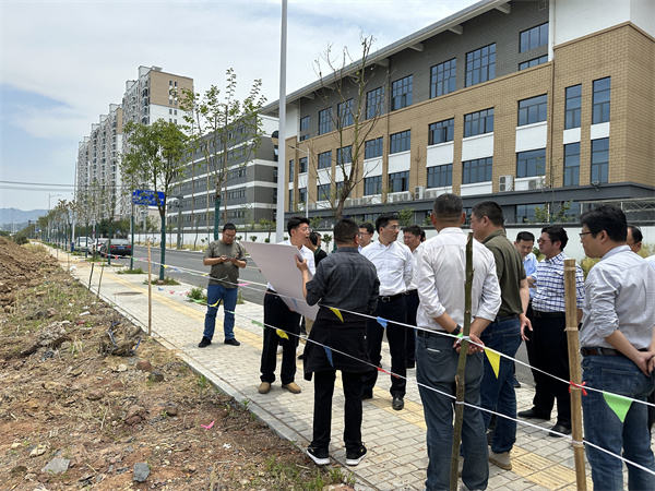 5月14日，縣長王奇勇調(diào)研揚之學(xué)校項目.jpg