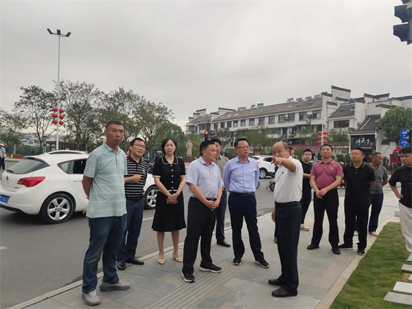 6月5日，洪董陪同汪凱書記一行調(diào)研古城公園提升改造項目.jpg