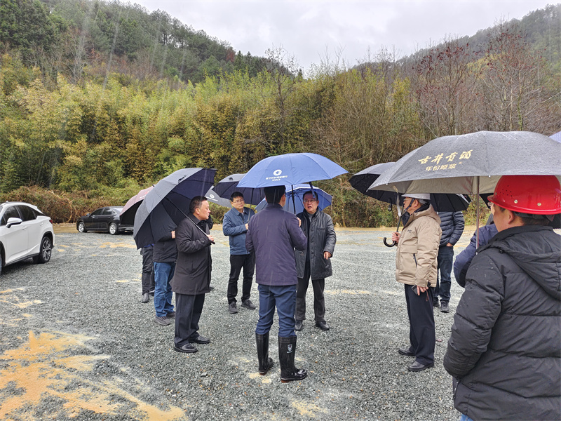 2月21日，汪凱書記一行調(diào)研防洪項(xiàng)目開工儀式現(xiàn)場(chǎng)，洪董、張總陪同調(diào)研.jpg